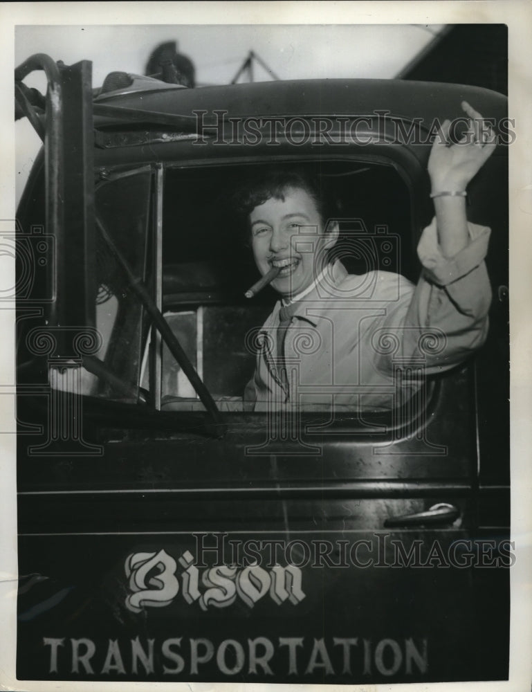 1962 Press Photo Mrs. Sally Bison truck driver - Historic Images