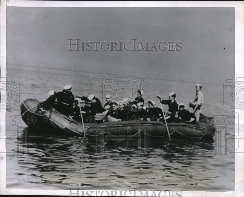 1943 Press Photo World&#39;s Largest Rubber Life Boat Can Carry 60 People for 30 Day - Historic Images