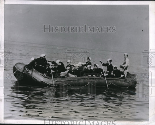 1943 Press Photo World's Largest Rubber Life Boat Can Carry 60 People for 30 Day - Historic Images