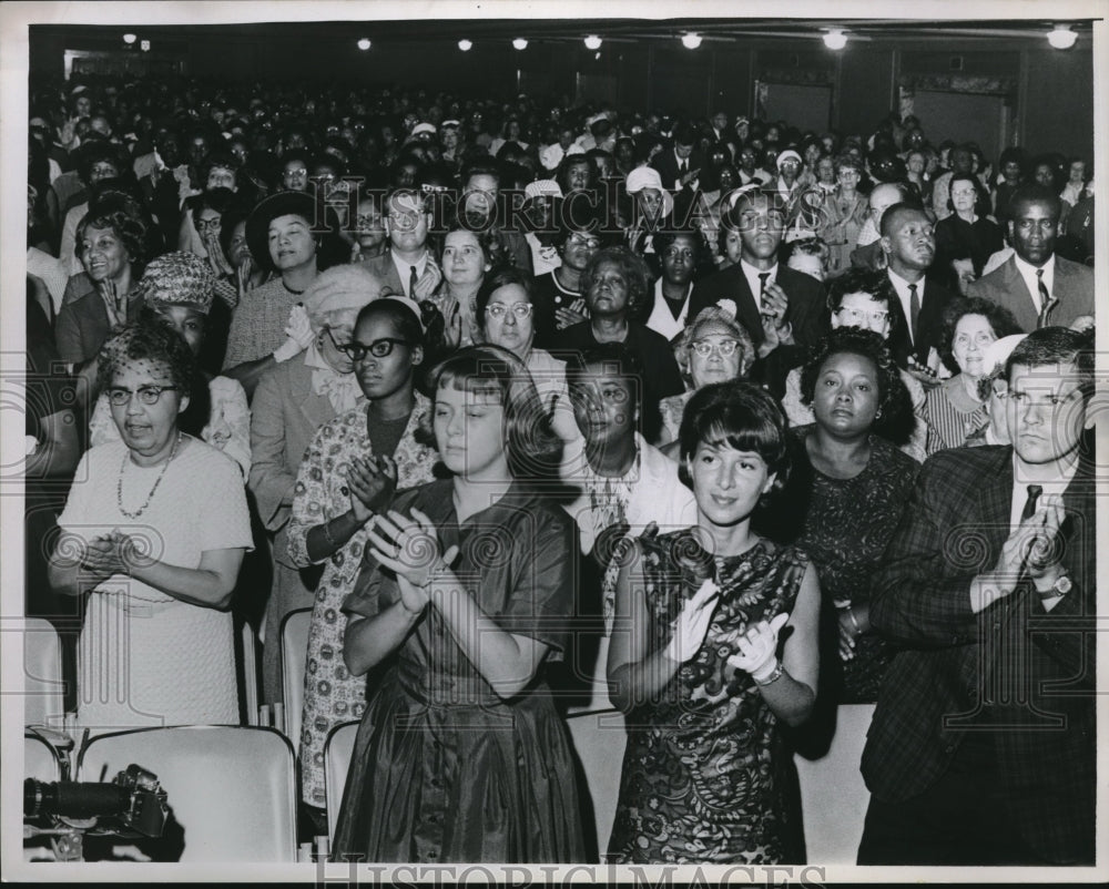 1965 Press Photo Educators applauds speech of VP Hubert Humphrey - Historic Images