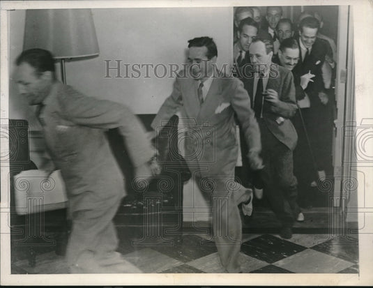 1941 Press Photo White House reporters runs to telephone lines after statement - Historic Images