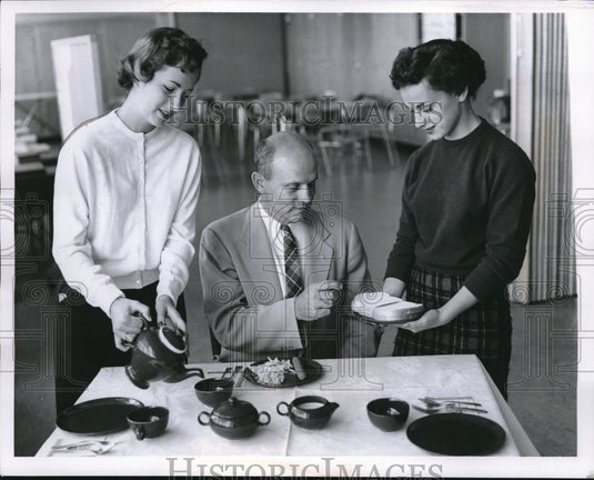 1956 Press Photo Scene from a home economic class - Historic Images
