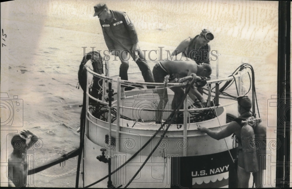 1965 Press Photo Aquanauts M Scott Carpenter, making last minute preparations - Historic Images