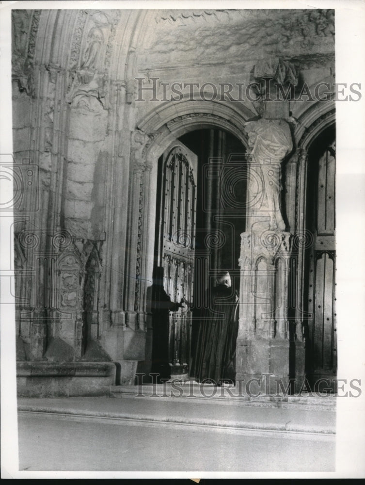 1963 Press Photo Bishop Dougherty at Papal Chapel of the Palace of the Pope - Historic Images