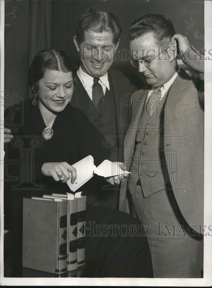 1933 Press Photo Mr &amp; Mrs Art Shires tearing their petition for divorce - Historic Images