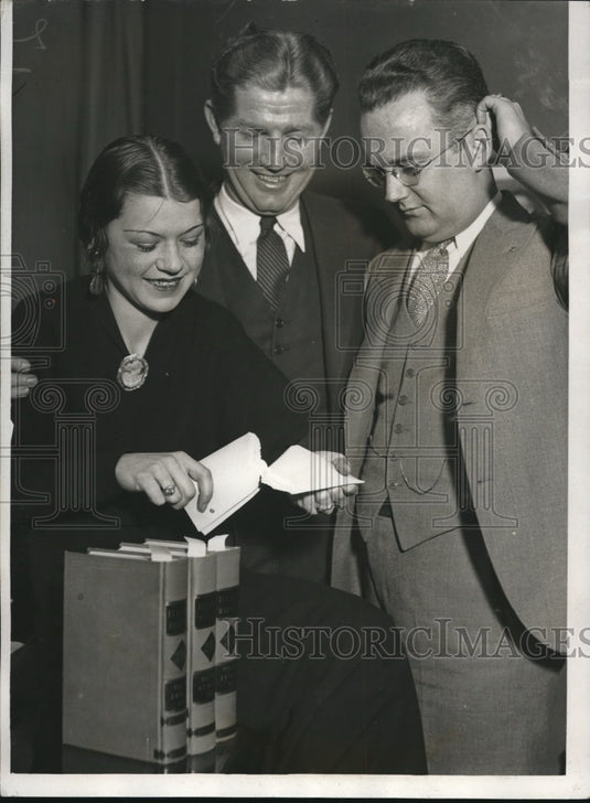 1933 Press Photo Mr & Mrs Art Shires tearing their petition for divorce - Historic Images