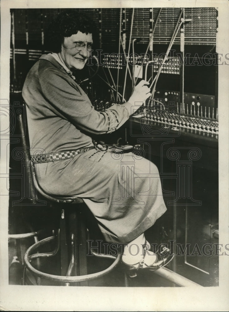 1930 Press Photo Elizabeth Walker is the longest serving operator of all, 44 yrs - Historic Images