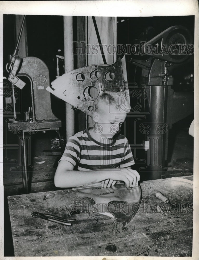 1943 Press Photo Tom Carlson, Goodyear Apprentince Mechanics Course - Historic Images