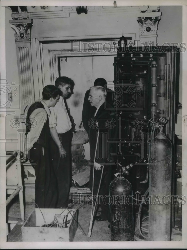 1936 Press Photo J.B. Daniel with Locksmiths Working on Georgia&#39;s Treasury Vault-Historic Images