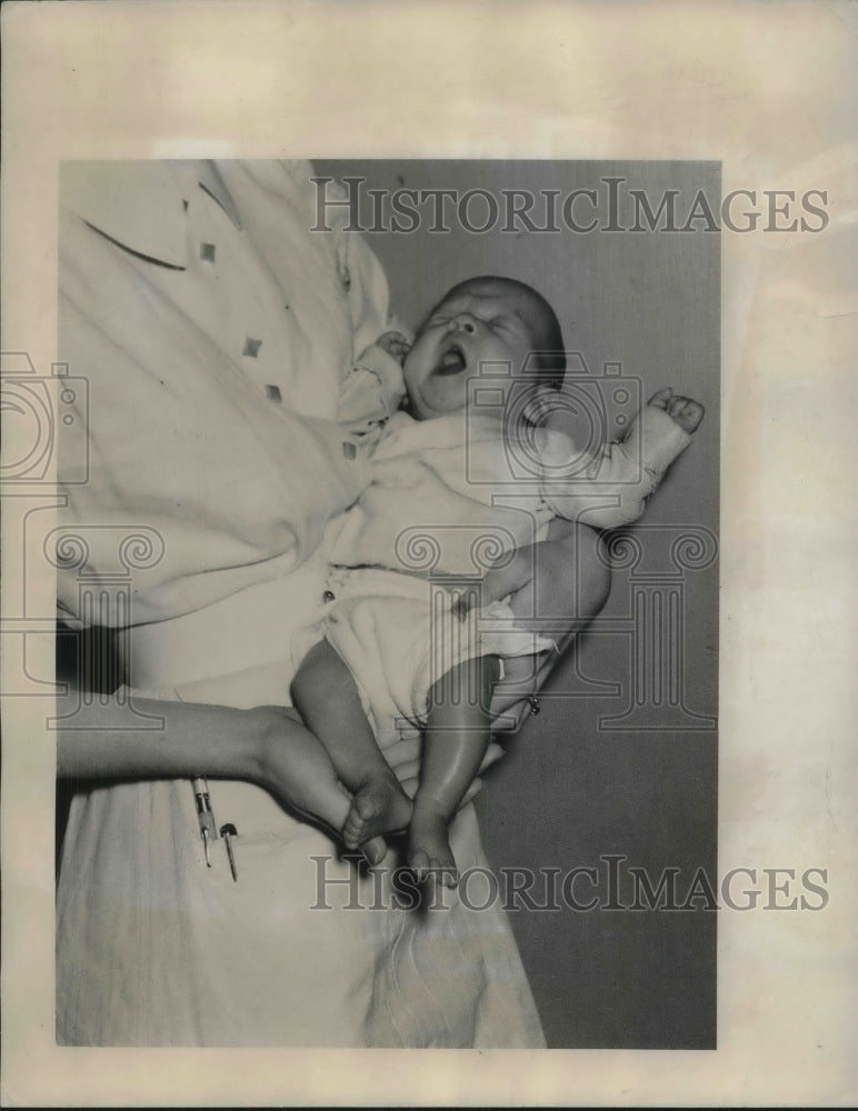 1940 baby Bobby Joe Savage (weighed 1 lb 8 ounces at birth) - Historic Images