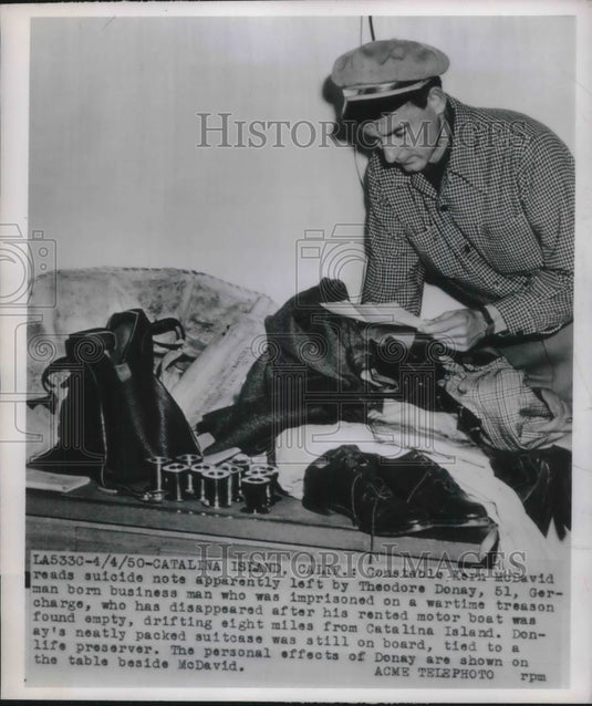 1950 Constable Dern McDavid reads suicide note of Theodore Donay - Historic Images