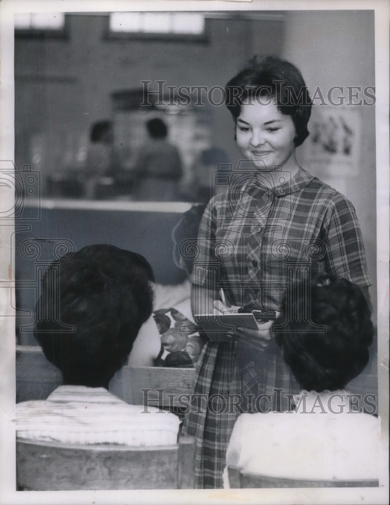 1962 Press Photo Mary Disbra College Student Volunteering at Welfare Department - Historic Images