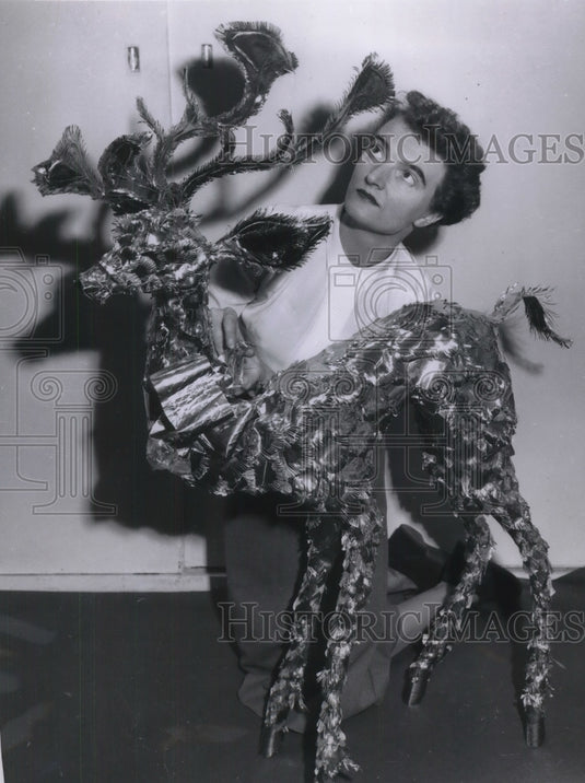 1953 Press Photo Elissa Huddleston finishes Bambi-like reindeer London studio - Historic Images