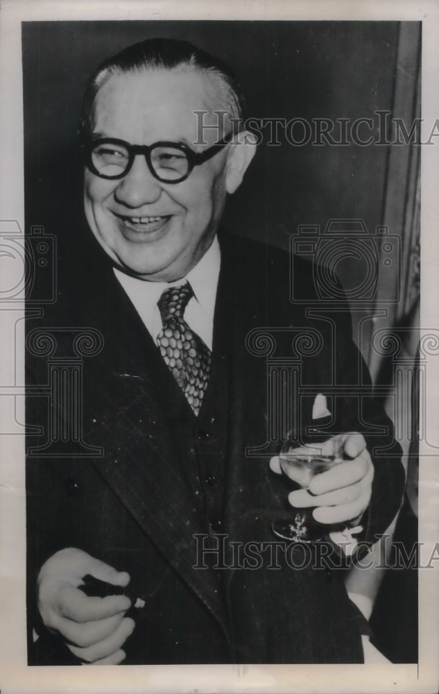 1949 Press Photo Ernest Revin British Foreign Minister Happily Holding Cocktail - Historic Images