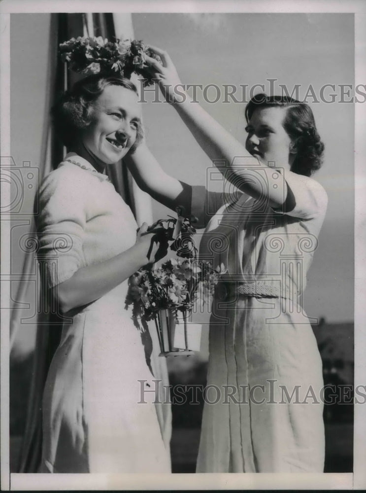 1937 Press Photo Anne Toll Crowns Kucy Kimberly Bryn Mawr College May Day Queens - Historic Images