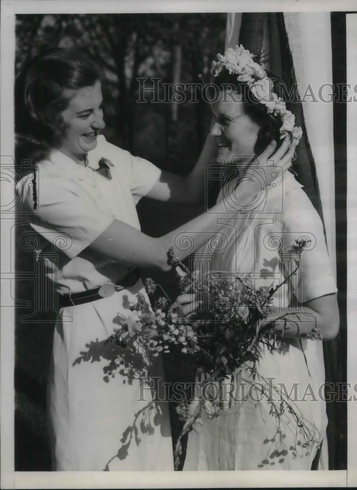 1939 Press Photo Eileen Durning Crowns Ann Toll Bryn Mawr College May Day Party - Historic Images