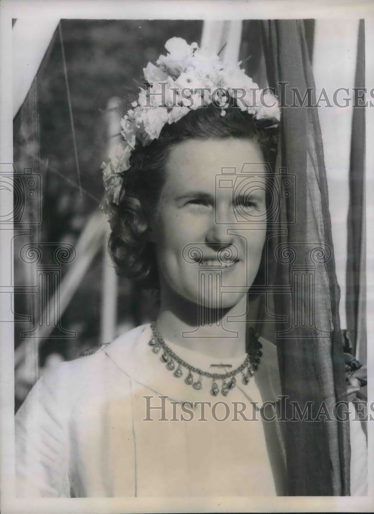 1939 Press Photo Anne Toll Bryn Mawr College May Day Queen Wears Flower Crown - Historic Images