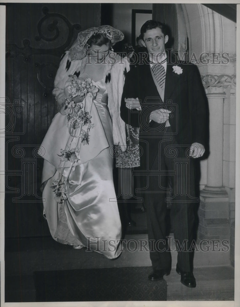 1946 Press Photo Mr George Arnold &amp; His Bride Former Ellen Pearson Daughter Colu - Historic Images