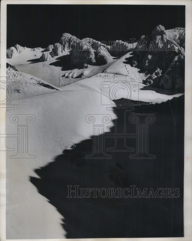 1969 Press Photo Snowy Peaks of Mount Hood Stand Ready for Groups of Climbers - Historic Images