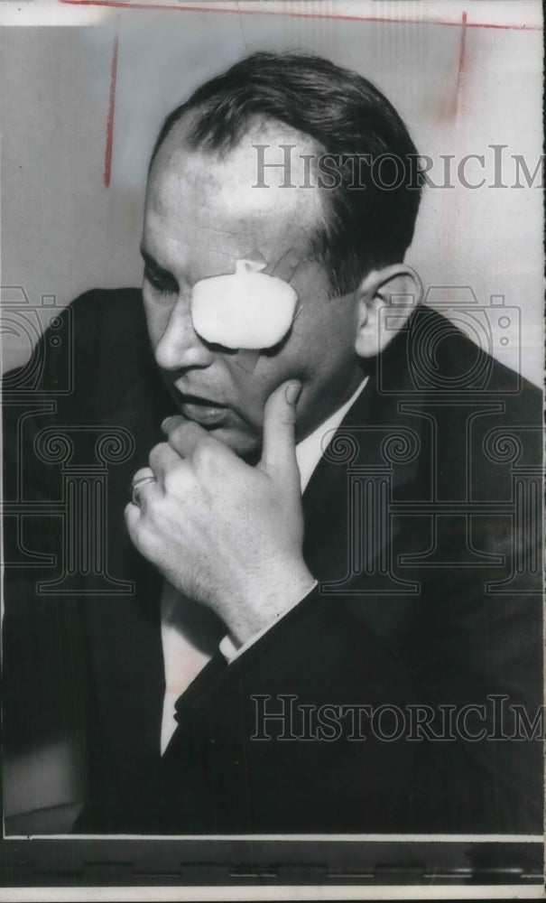 1957 Press Photo Dr. R.E. McMeans W/Patch Over Eye After Acid Thrown In His Face - Historic Images