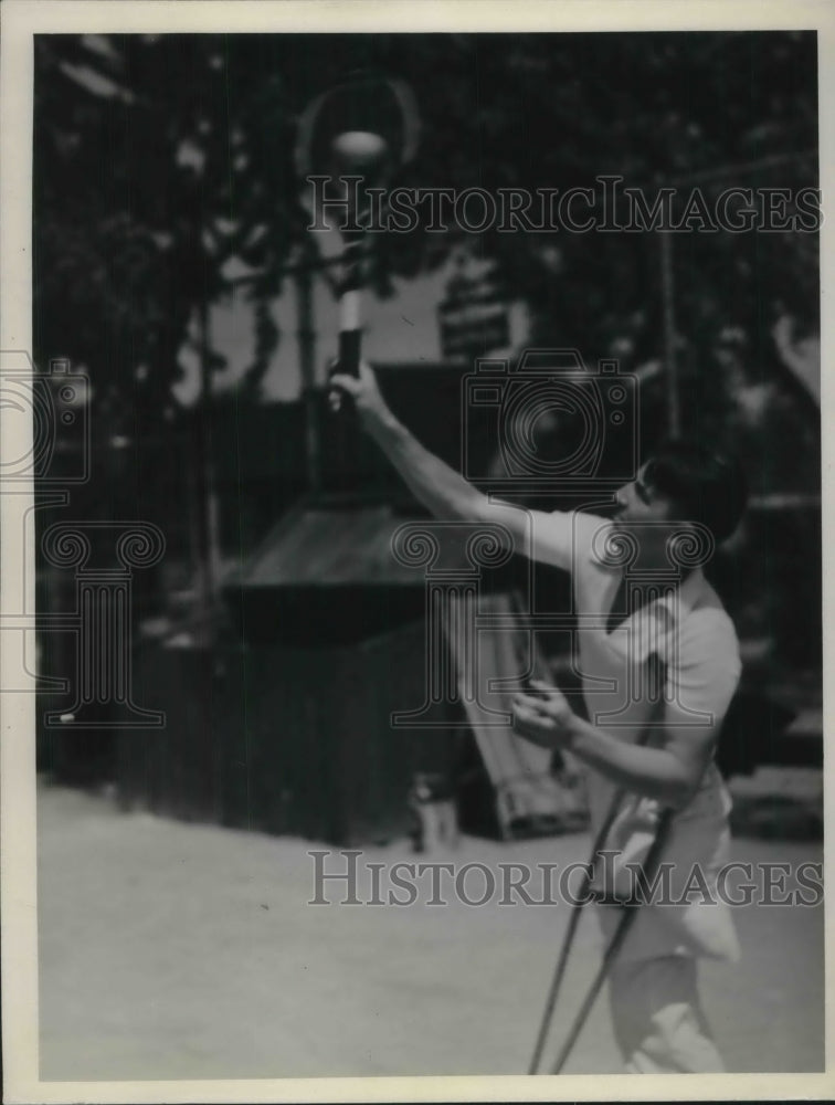 1938 Press Photo Injured Tennis Player William Hancock Plays While On Crutches - Historic Images