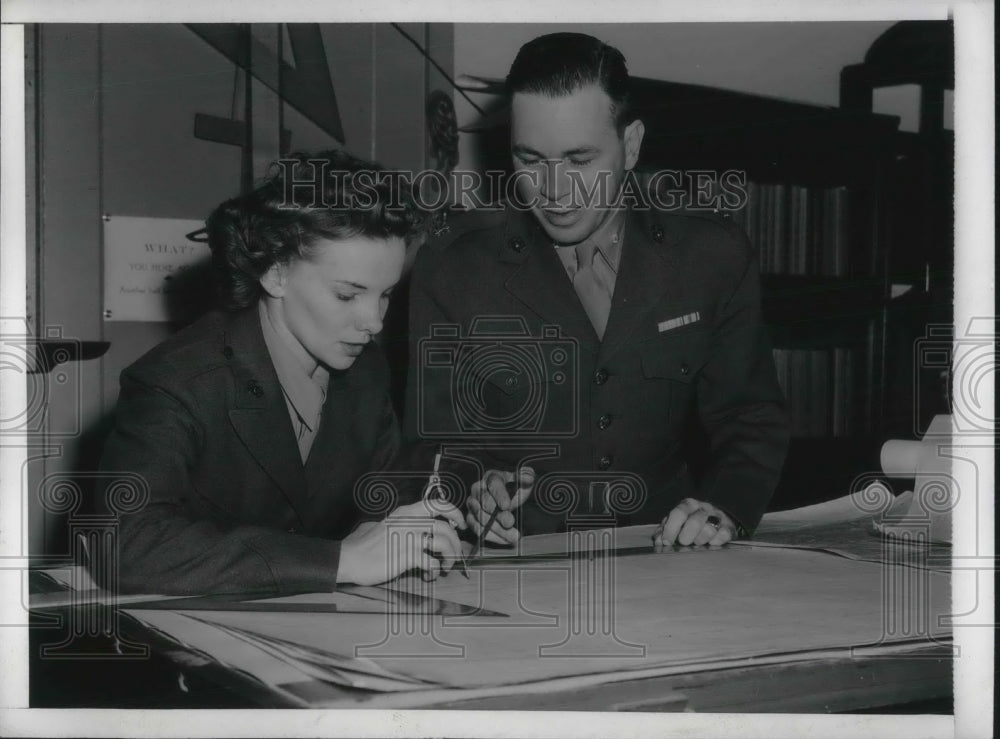 1943 Press Photo Intelligence Chief J.W. Scott Instructs Secretary Nina Davenny - Historic Images