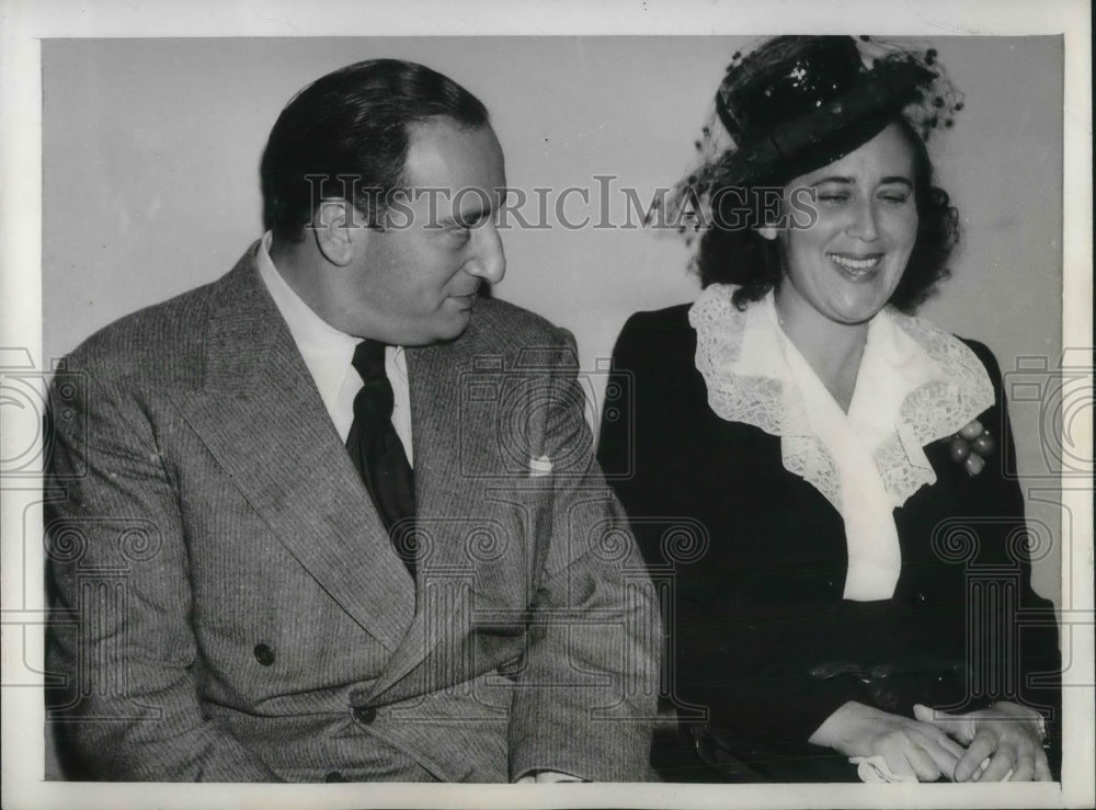 1943 Press Photo Famous Producer S.P. Eagle Meets With Wife In Divorce Court - Historic Images