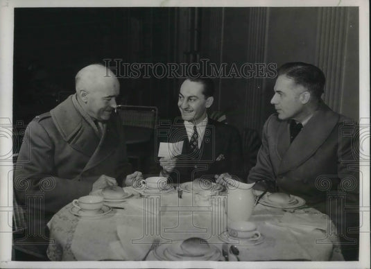 1941 It Happens On Ice Skating Show Cast Entertains Military Men - Historic Images