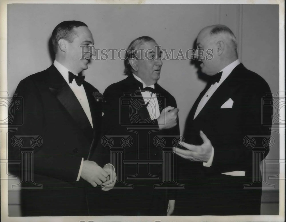 1942 Senator Tom Connally Dons Tux at George Washington Day Dinner - Historic Images