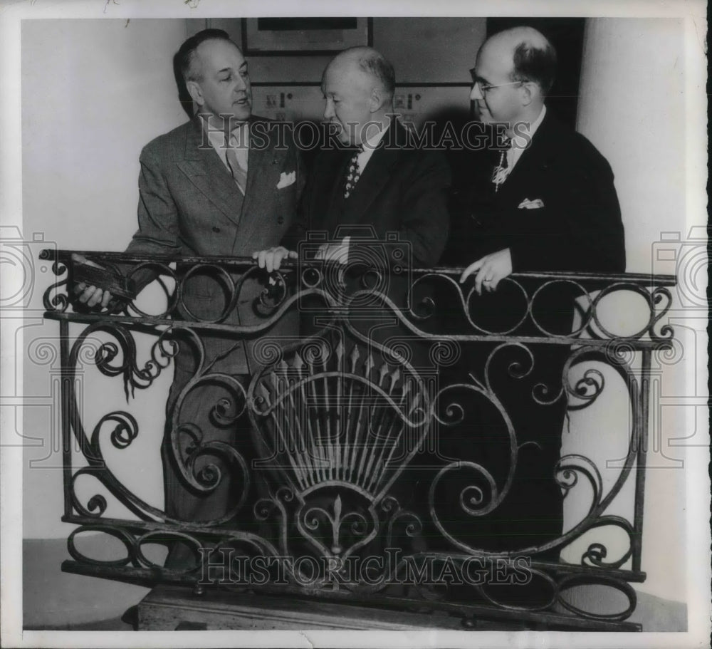 1949 Museum Officials Hold George Washington Innagural Iron Railing - Historic Images