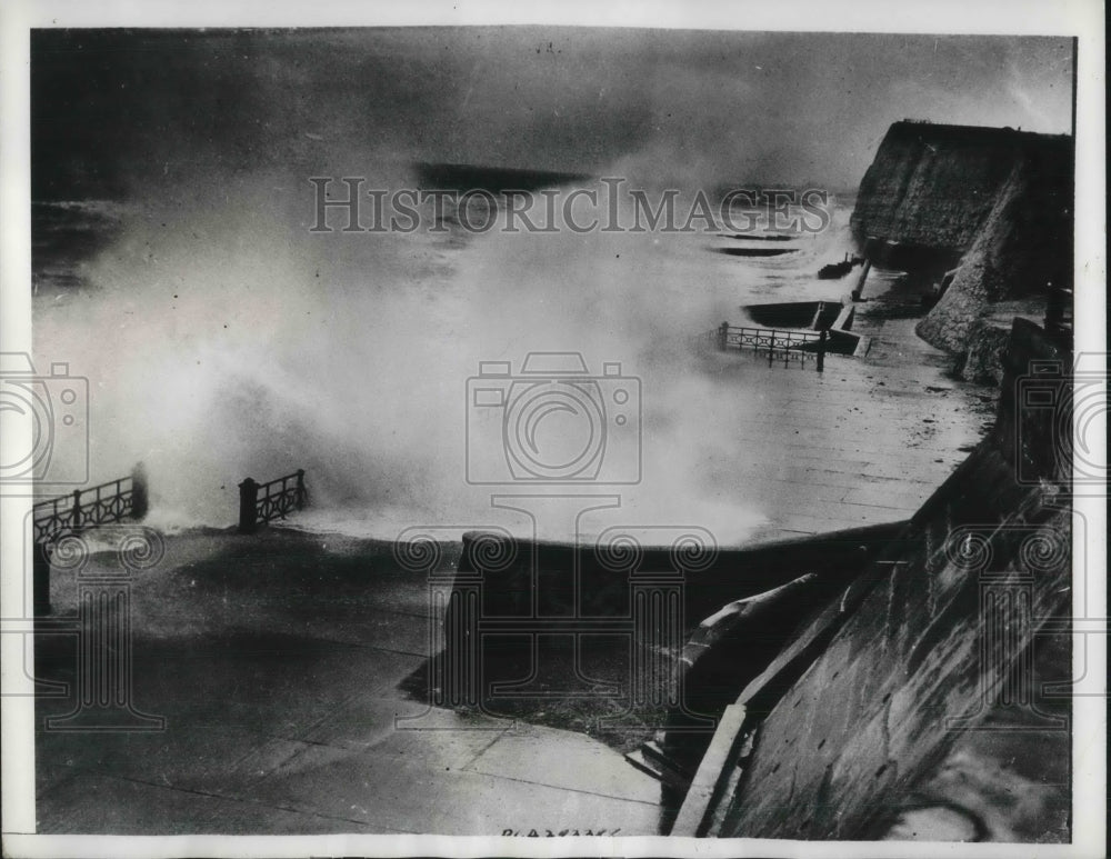 1935 Press Photo Waves From 80 Mile Gale Furiously Lash Southern English Coast - Historic Images