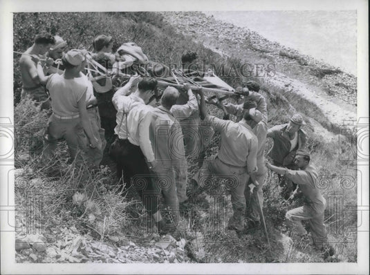 1943 Press Photo Rescuers Lower Injured Hiker Leona Shuck Down San Pedro Cliff - Historic Images