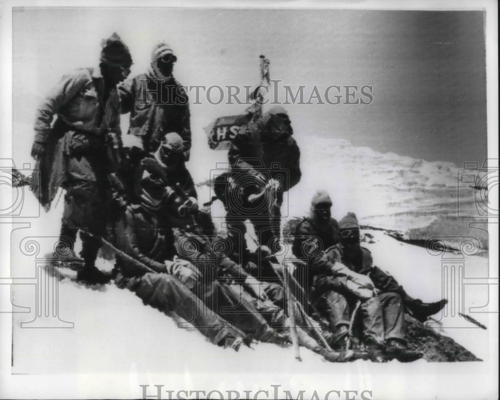 1969 Press Photo Blind Climbers Sit On Summit Of Mount Kilimanjaro In Africa - Historic Images