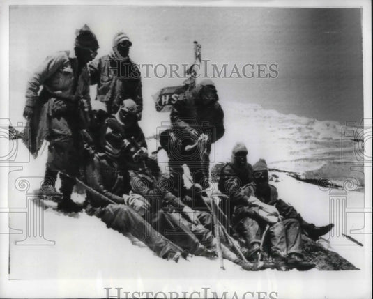 1969 Press Photo Blind Climbers Sit On Summit Of Mount Kilimanjaro In Africa - Historic Images