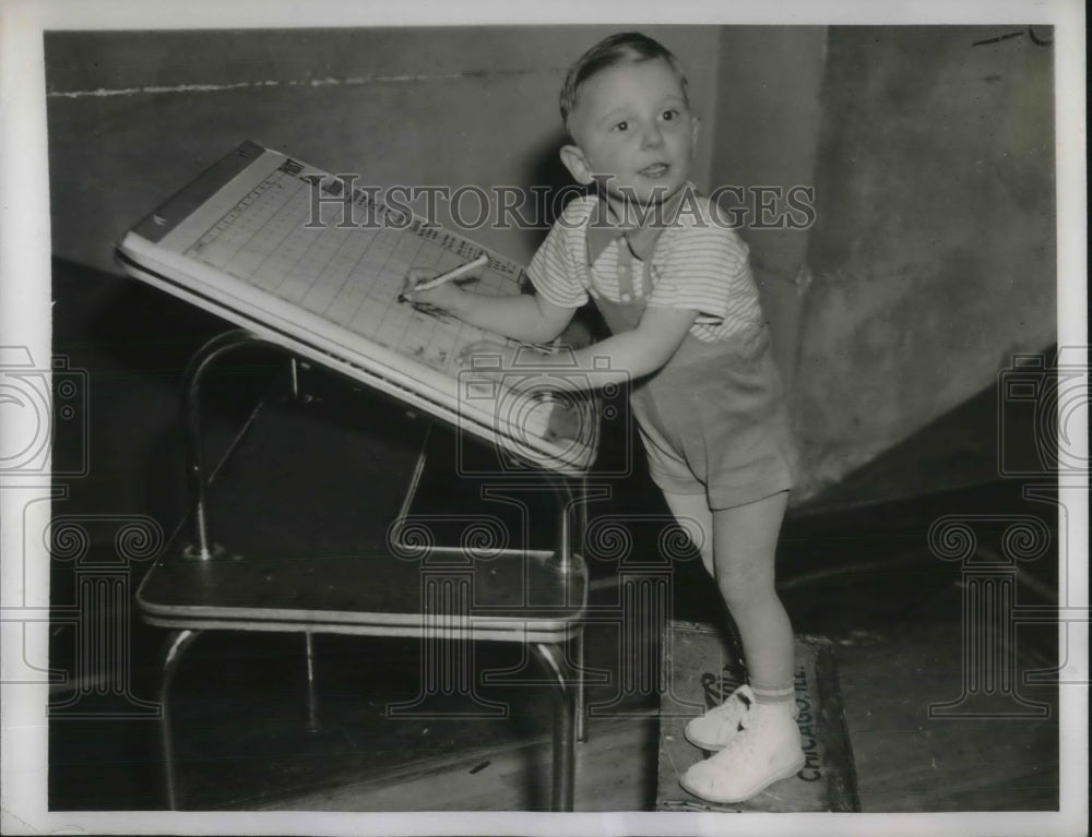 1941 Press Photo Toddler Edward Zager Youngest Entrant Bowling Congress Scores - Historic Images