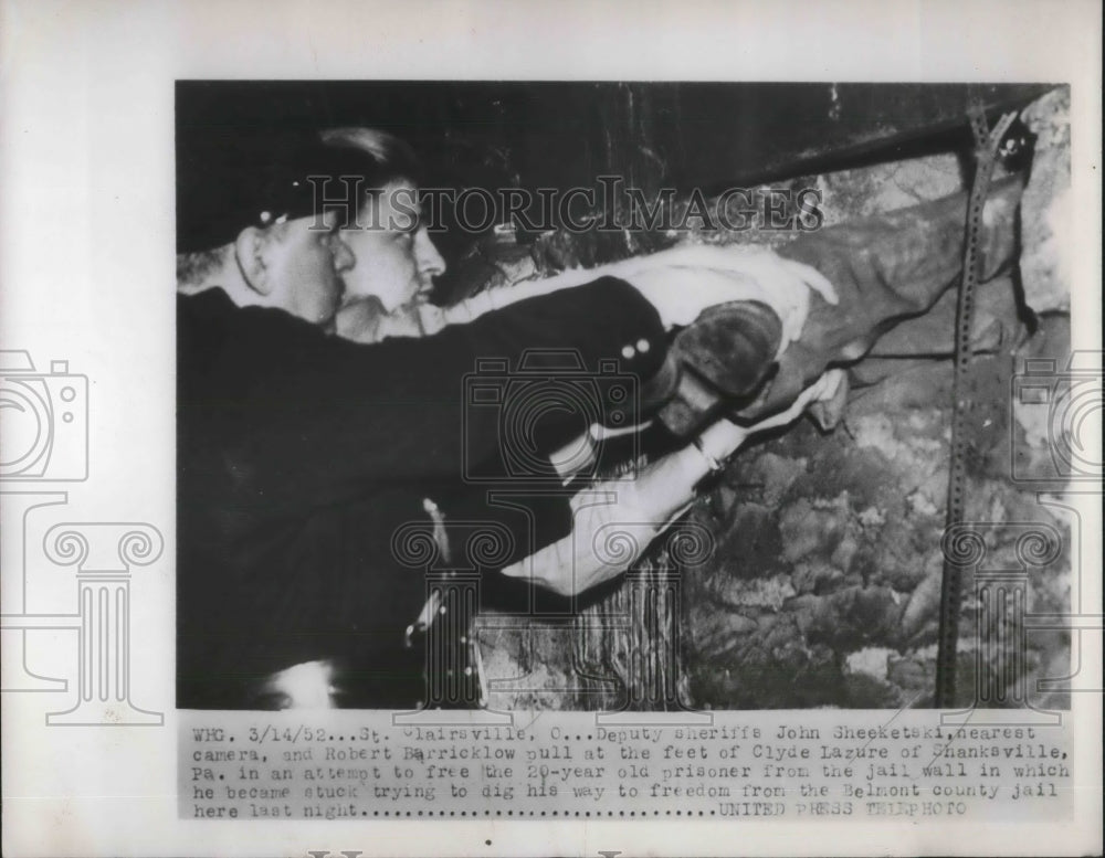 1952 Press Photo Sherif Sheeketski pull feet of Lazure who tried escaping prison - Historic Images