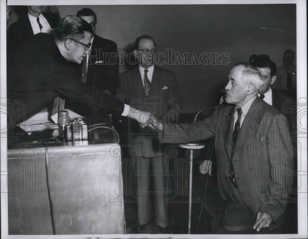 1955 Press Photo William Wood in Court with Judge Hyman Feldman - Historic Images