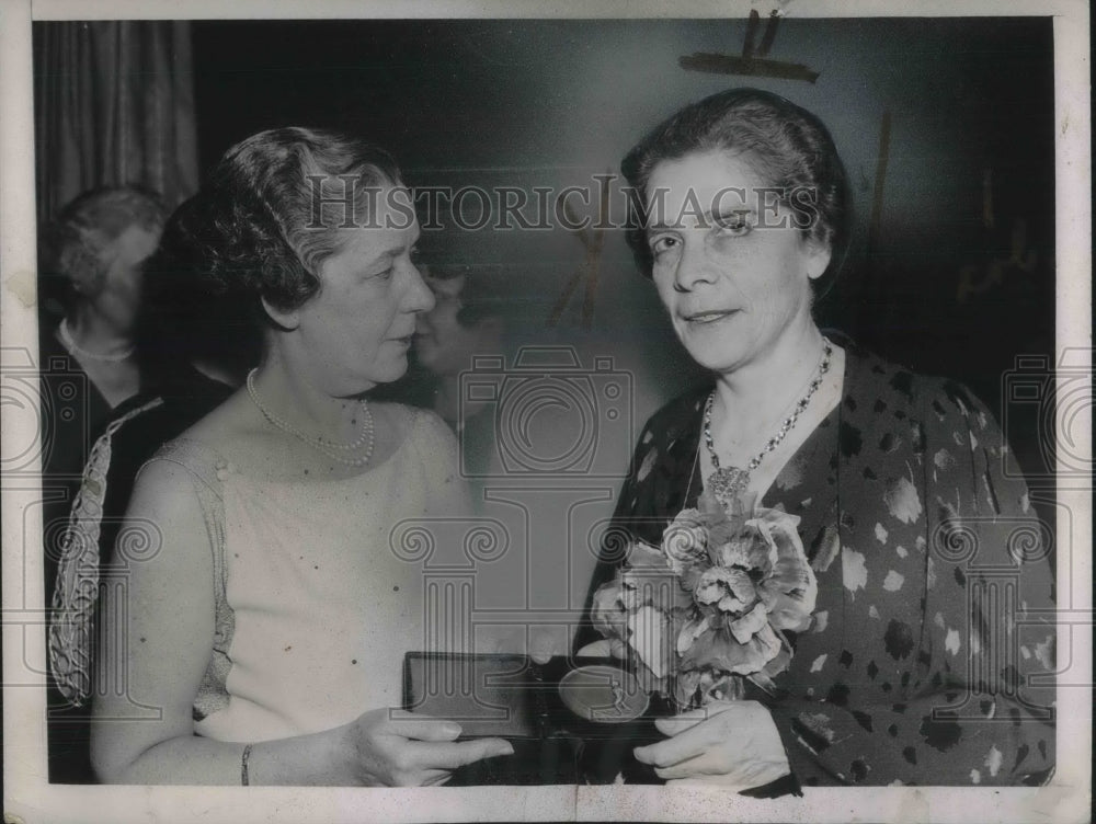 1936 Press Photo Dean Virginia Gildersleeve Given Award for Eminent Achievement - Historic Images