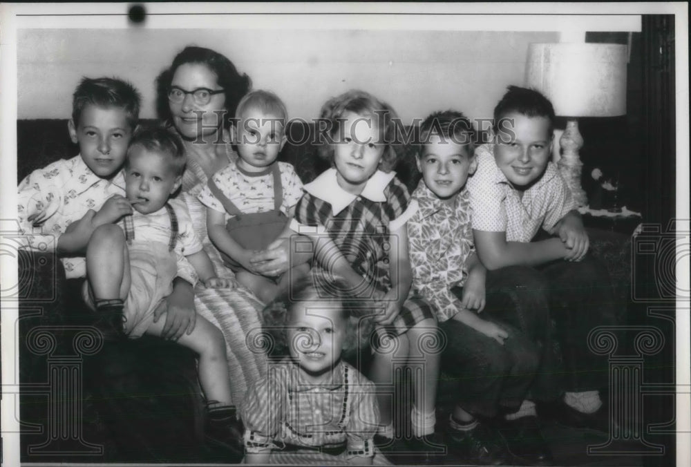 1957 Press Photo 7 children abandoned in hotel so father could marry babysitter - Historic Images