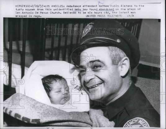 1957 Press Photo Ambulance Attendant Nathan Rubin With Brand New Abandoned Baby - Historic Images