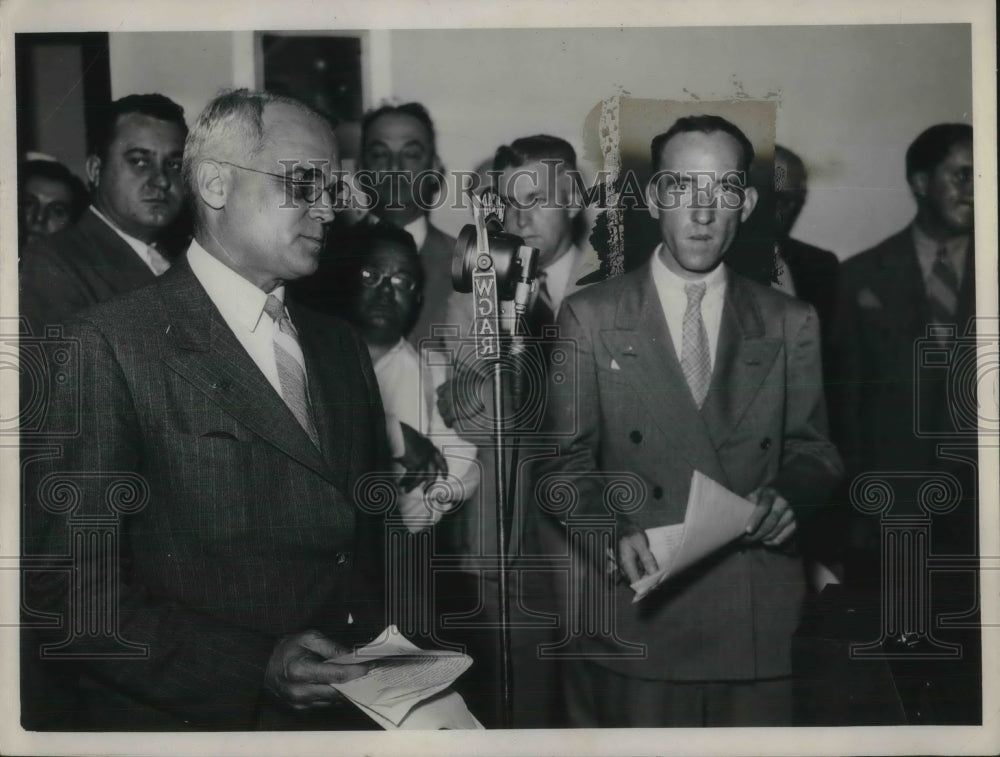 1938 Press Photo Mayor Harold Barton with Loyd Chatterton Prepares Radio Speech - Historic Images