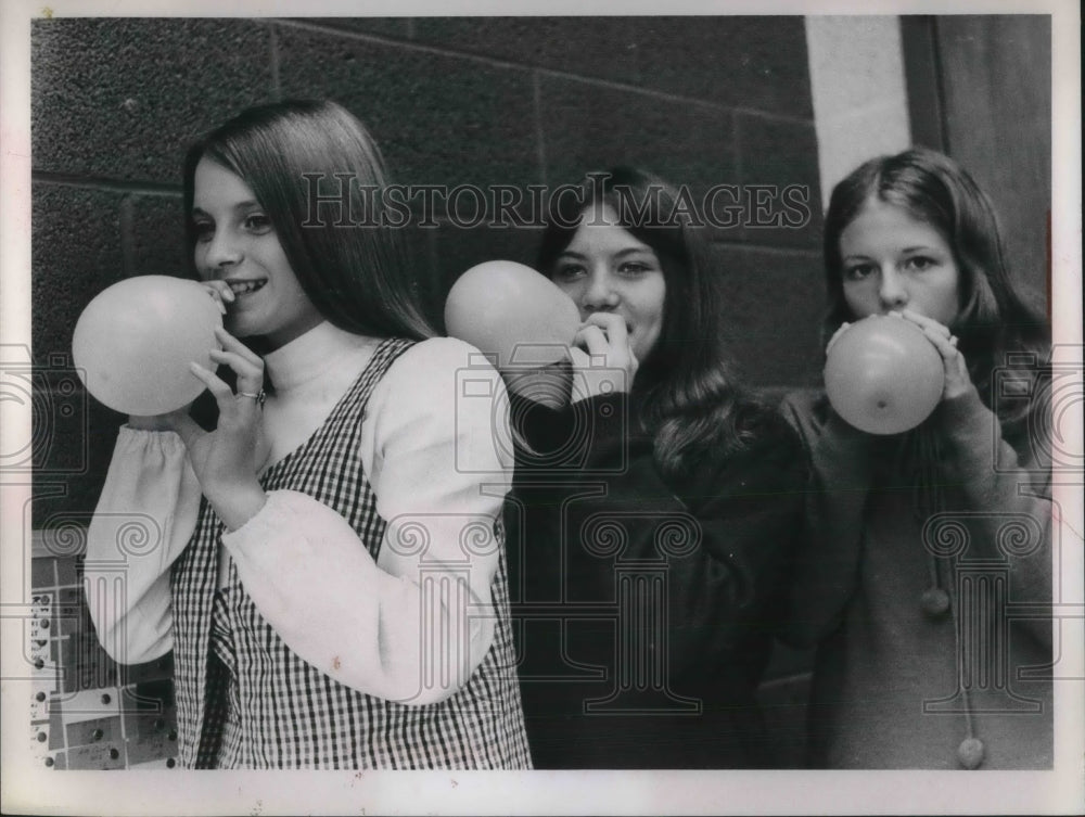 Press Photo Highland High Homecoming Queen Court Pam Barnes Jackie Vaszily - Historic Images