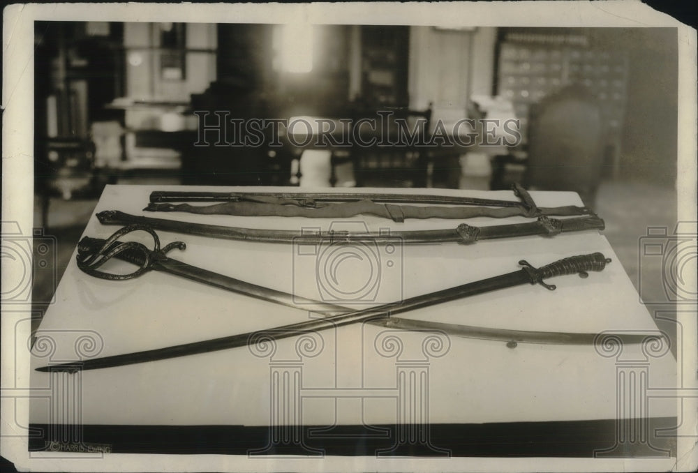 1922 Press Photo Senator Lodge Introduces Bill To Put Historic Personal Weapons - Historic Images