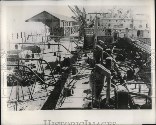 1960 Press Photo Tankship Unloads Grains At Port of Bombay Uses Modern Equipment - Historic Images