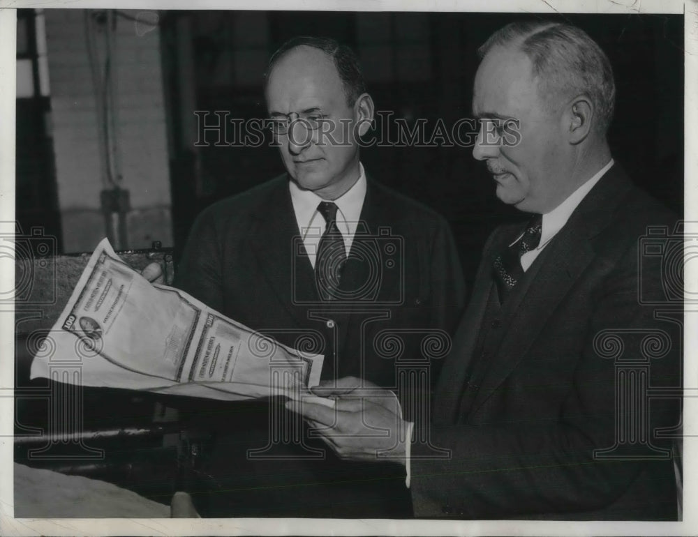 1935 Press Photo Treasury Henry Morgenthau Jr & Alvin Hall Director Bureau Engra - Historic Images