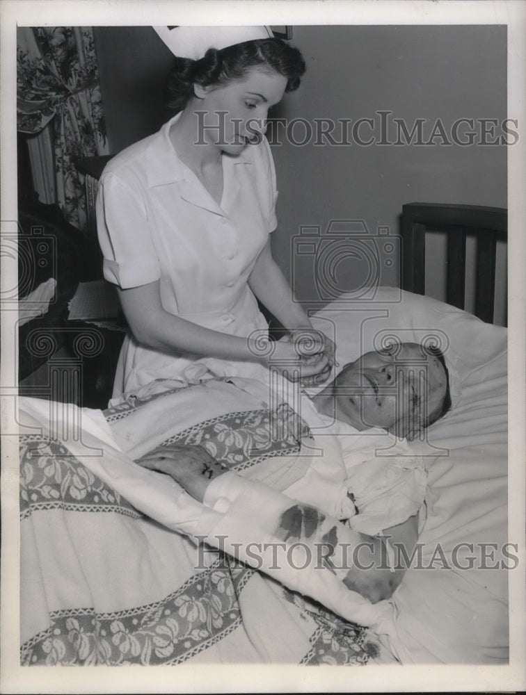 1945 Press Photo Nurse Mary Frank Anthony raech mauled by Bear in zoo - Historic Images