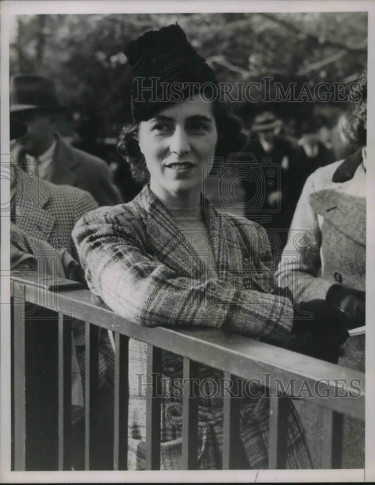 1937 Mrs. John V. Bouvier 3rd Smiling - Historic Images