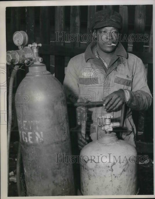 1955 Press Photo Louis Campbell Smoking a Cigarette-Historic Images