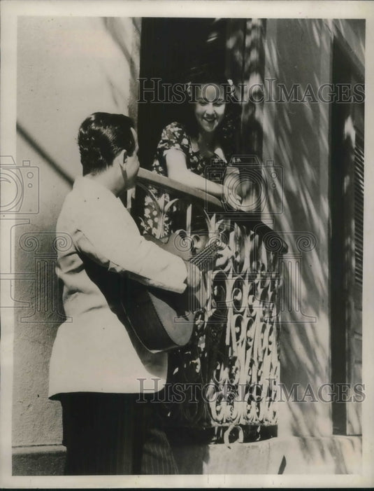 1939 Julio Guinga Sings To Violetta Ramirez In San Juan - Historic Images