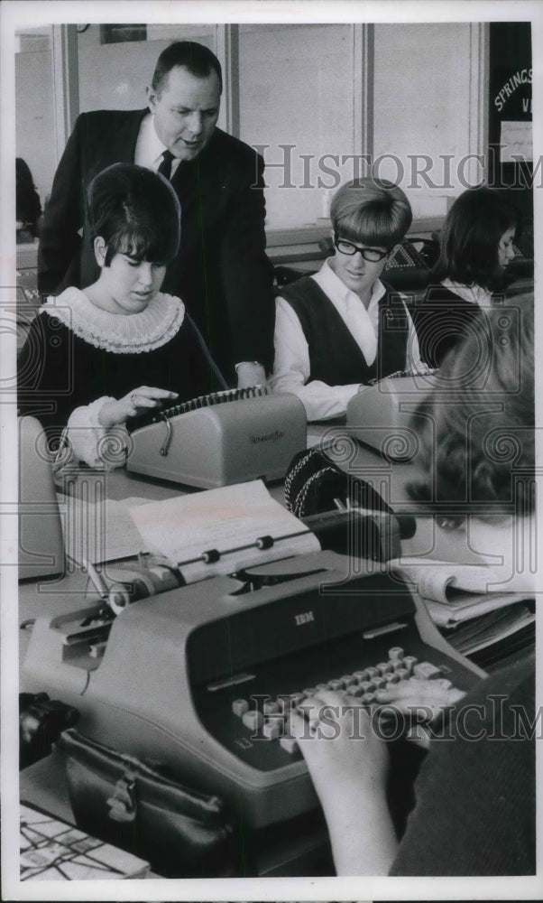 1969 Press Photo Secretaries Sue Moorehead and Barb Ritselet with David Straight - Historic Images